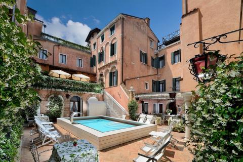 Foto della corte interna con piscina emozionale di un palazzo antico che ospita l'Hotel Giorgione a Venezia